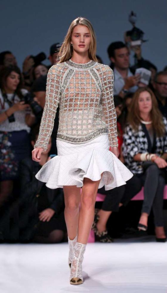 Sfilata a luci rosse per Rosie Huntington-Whiteley con ... Sfilata a luci rosse per Rosie Huntington-Whiteley con ...
