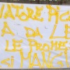 I lavoratori gli dicono "vattene da Lecce"