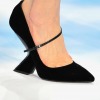Alla Fashion Week di Parigi in primo piano le strane scarpe di Dior