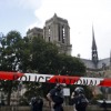 Terrore a Notre Dame di Parigi - aggredito poliziotto - turisti bloccati all