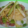 Linguine con fave fresche, salsiccia e cipollotti glassati