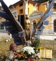 Sradicata pianta da monumento vittime casa dello studente