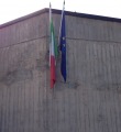 Il tricolore in un istituto scolastico aquilano