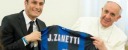 Zanetti dona la maglia numero 4 a Papa Francesco