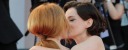 Josephine De La Baume e Roxane Mesquida riscaldano i fan con un bacio saffico