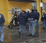 Rubano in casa, fuggono e si nascondono sotto letto del vicino, arrestate