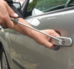 Rubano nell'auto del parroco, identificati ed arrestati due nomadi