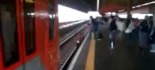 Si fa quasi ammazzare dal treno per recuperare l'iPhone (VIDEO)