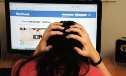 Adolescenti sempre più connessi a internet e genitori inconsapevoli dei pericoli