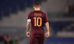 Totti, L'ultima volta con la maglia GialloRossa, ma non lascerà il calcio