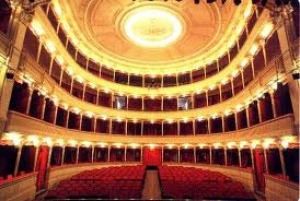 L'interno del teatro "Maria Caniglia"