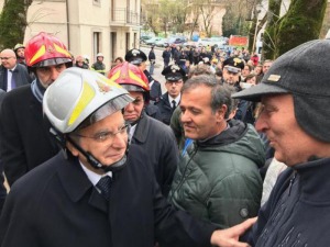 Visita di Mattarella a Ussita, Il Presidente rincuora anziano, "Ricostruiremo tutto"