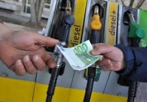 Natale, prezzi in rialzo dei carburanti, nonostante quotazioni in ribasso del petrolio