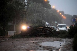 Maltempo, vento e pioggia, allerta arancione in Liguria Toscana e Campania