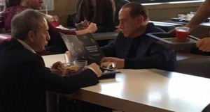 Sorpresa da #McDonalds: al tavolo c'è #Berlusconi. Lo scatto dell'ex premier fa il giro del web