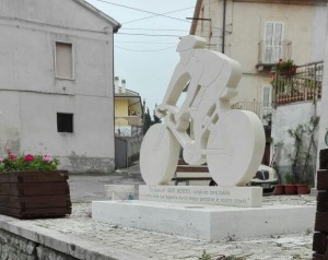 Aspettando il Giro D'Italia, inaugurazione a Roccamorice del monumento a Eddy Merckx