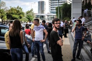 Terremoto Devastante in Grecia. Crolli, Panico e Tanta Gente in Strada