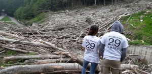 Mazzi di fiori su percorso della valanga, zona recintata