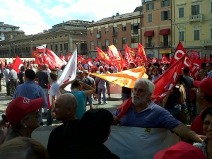 Manifestanti sotto casa di Chiodi: "Dimettiti"