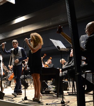 Sorrentino durante un'esibizione