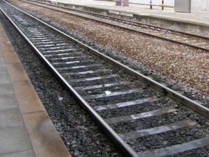 Dramma a Pineto: si sdraia sui binari e si fa travolgere dal treno