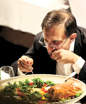 L'On ed ex Ministro La Russa addenta un'aragosta alla faccia della crisi