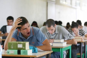 Maturità, bufale sul web. Alla prima prova Montale, i giovani e la crisi