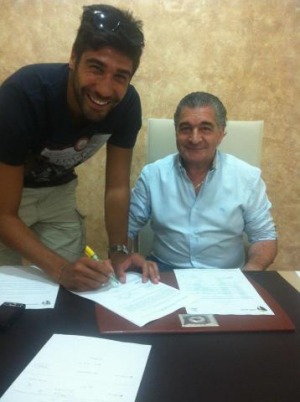 Il capitano del Chieti Pepe al momento della firma