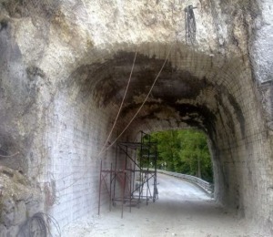 Lavori nella galleria di roccia a Madonna d'Appari: la rabbia dei cittadini