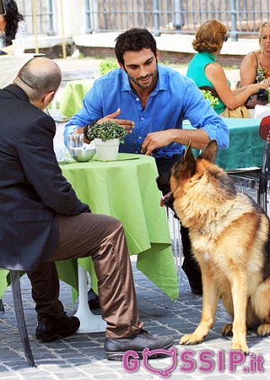 Francesco Arca recita con un cane, non come un cane, adesso lo sappiamo!