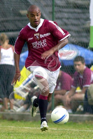 Claudio De Sousa, nella foto con la maglia del Torino