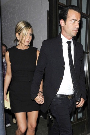 Jennifer Aniston irrompe nel matrimonio di Brad Pitt, "Mi ... Jennifer Aniston irrompe nel matrimonio di Brad Pitt, "Mi ...