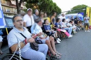I consiglieri comunali incatenati