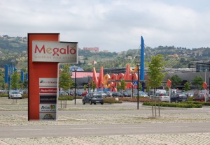Megalò, incidenti nel parcheggio e scarsa sicurezza per gli automobilisti