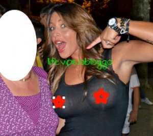 Indosso una canotta nera trasparente