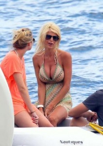Victoria Silverstedt in barca: fisico da urlo in bikini