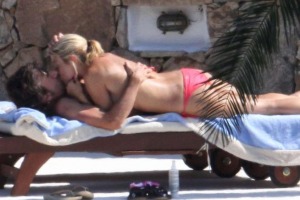 Effusioni hot tra l'ex velina e il chitarrista