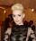 Anne Hathaway diventa bionda e sfila al fianco di Valentino