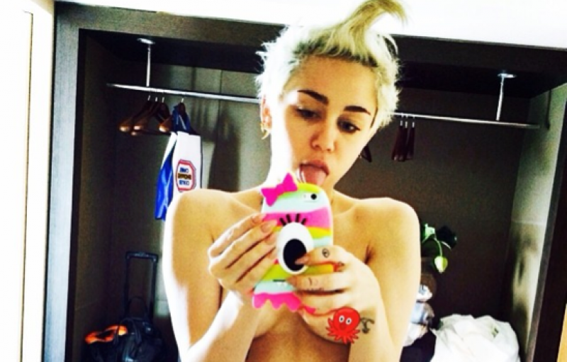 Miley Cyrus Dal Bikini Al Topless E Poi Ancora Bikini Su Instagram