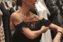 Martina Colombari e il mini strip in vetrina