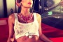 Anna Tatangelo camaleontica, da sexy meccanico a manager provocante