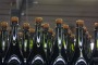 Incidenti lavoro: scivola mentre imbottiglia vino, ferito operaio