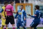 L'arbitro Mazzoleni con alcuni giocatori del Pescara