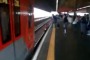 Si fa quasi ammazzare dal treno per recuperare l'iPhone (VIDEO)