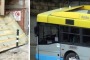 Taranto, bus perde la tettoia (Foto Studio Ingenito)