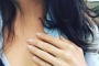 Forti e Indipendenti con Anello di Fidanzamento al Mignolo. La Pazza Moda Spopola