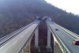 Tenta il suicidio buttandosi da ponte autostradale, salvo grazie all'intervento della Polizia