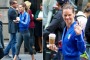 Hilary Swank tifa per l'Italia indossando una felpa della nazionale
