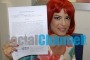 Sara Tommasi con il contratto firmato
