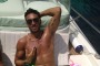 Costantino Vitagliano nudo sulla barca